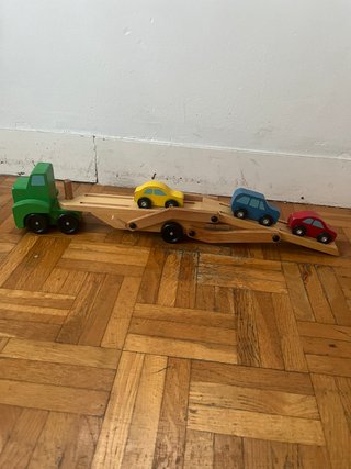 Remolque madera con 3 coches de juguete