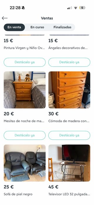 Sofá y Cómoda de Madera y Piel