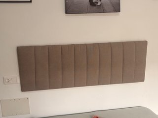Cabezal de cama beige de tela beige