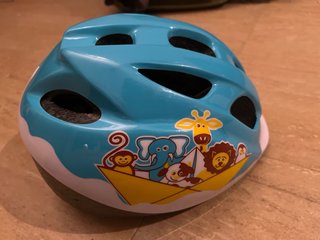 Casco de bicicleta infantil con animales