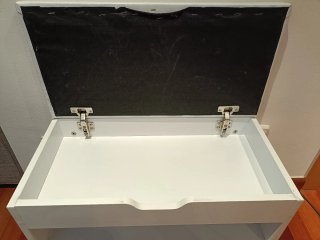 Zapatero con asiento blanco