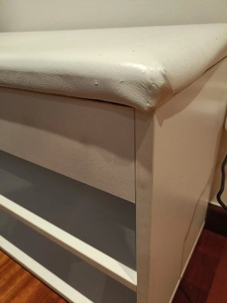 Zapatero con asiento blanco