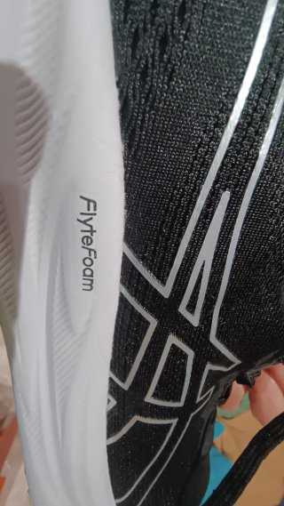 Zapatillas Asics FLYTEFOAM Negras y Blancas