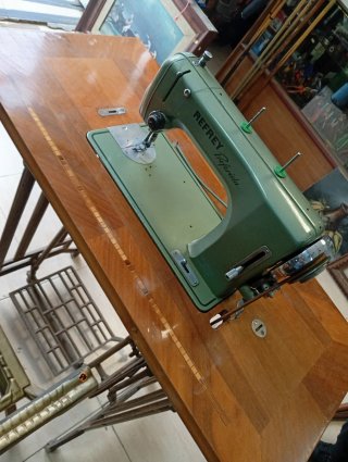 Máquina de coser Refrey