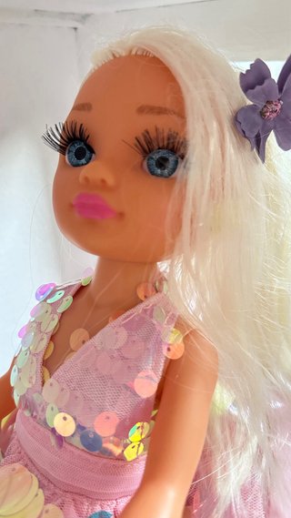 Coche rosa de juguete con muñeca