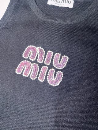 Camiseta negra con pedrería rosa tirantes