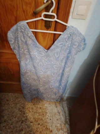 Vestido azul y blanco por debajo de la rodilla