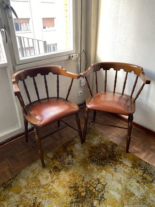 Juego de 2 sillas antiguas de madera y cuero