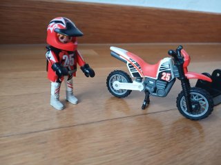 Moto y piloto de playmobil