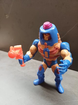 Man e-faces Motu