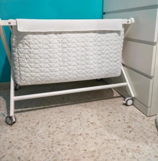 Minicuna blanca acolchada con ruedas