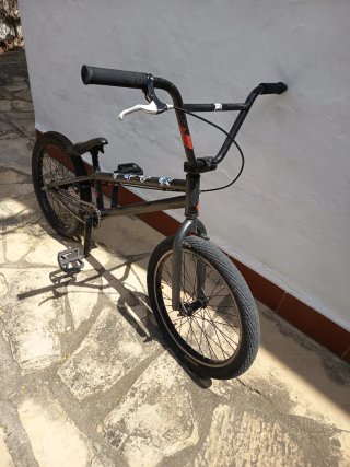 Bicicleta BMX negra