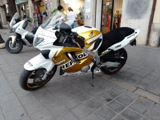 Honda CBR600F Oro y Blanca