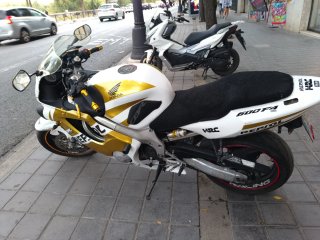 Honda CBR600F Oro y Blanca