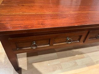 Mesa de salón de madera