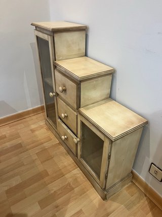 Estantería baja de madera y cristal