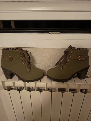 Botines verdes con cordones y hebilla