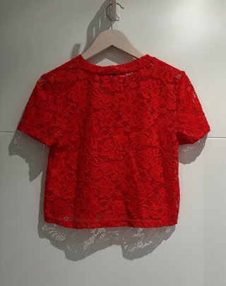 Camiseta corta encaje roja Only