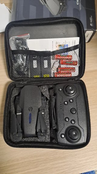 Drone plegable con mando y accesorios