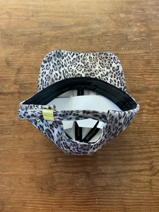 Berretto da donna con stampa animalier segreta