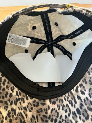 Berretto da donna con stampa animalier segreta