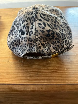 Berretto da donna con stampa animalier segreta