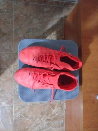 Zapatos de fútbol Nike rojos sin usar