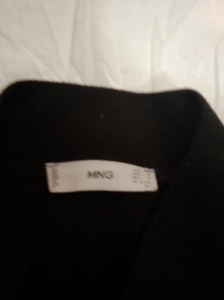 Jersey fino punto negro con hombros abullonados