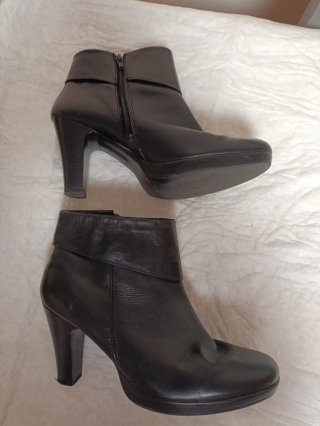 Botines de piel negros