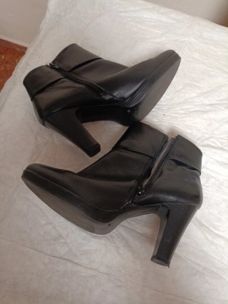 Botines de piel negros