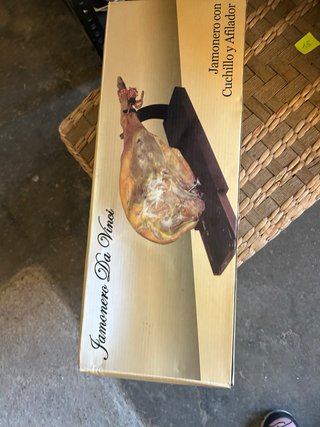 Tabla Da Vinci con cuchillo y afilador
