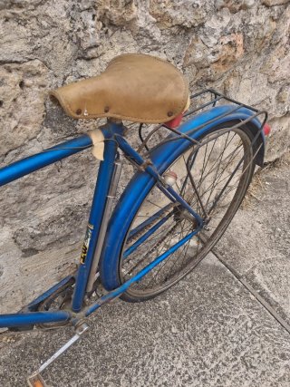 Bicicleta BH clásica azul