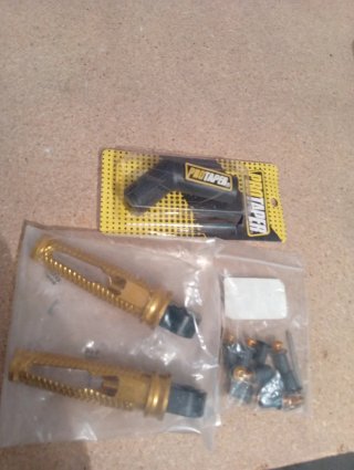 Reposapiés dorados para moto