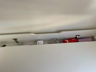 Escritorio blanco Ikea con cajones