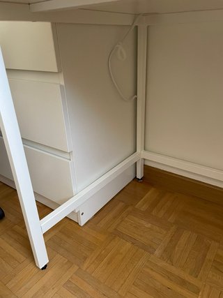 Escritorio blanco Ikea con cajones
