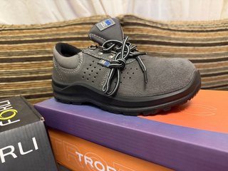 Zapatos de seguridad nuevos