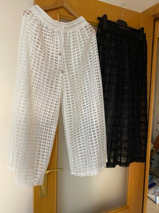 Pantalones anchos blancos y negros transparentea