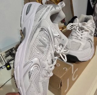 Zapatillas New Balance plateadas y blancas