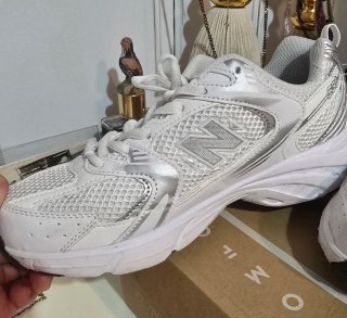 Zapatillas New Balance plateadas y blancas