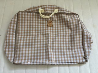 Maleta de viaje con estampado de cuadros