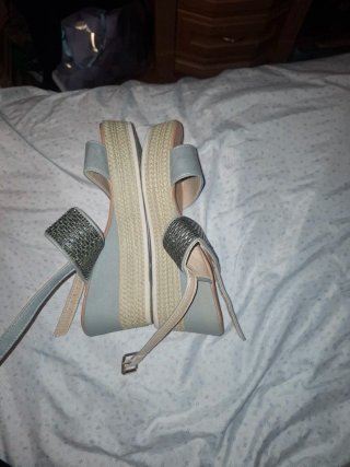 Sandalias cuña grises y plateadas