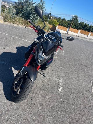 Honda Hornet 750 Negra y Roja