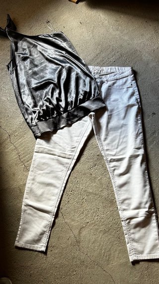 Pantalón blanco talla 42 y blusa plateada