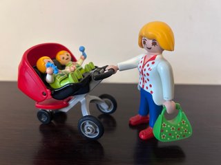 Mamá con carrito gemelos Playmobil 5573