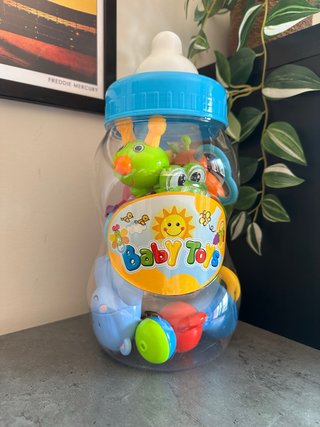 Juguetes variados para bebé en bote