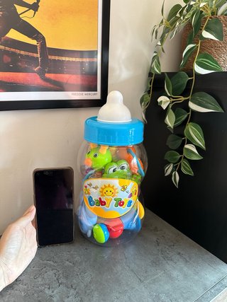 Juguetes variados para bebé en bote