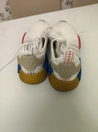 Adidas Blancas con detalles Rojos