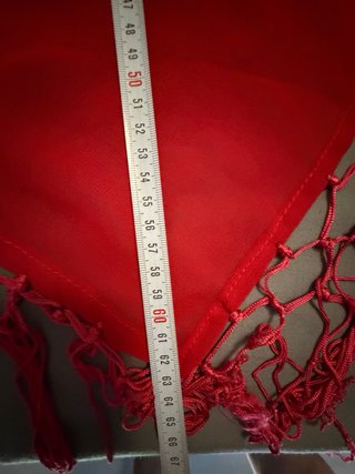 Manton rojo con flecos.