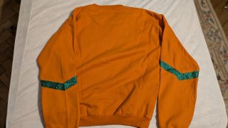 Sudadera naranja con estampado