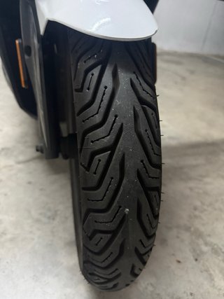 Moto Scooter 125cc Blanca y Negra